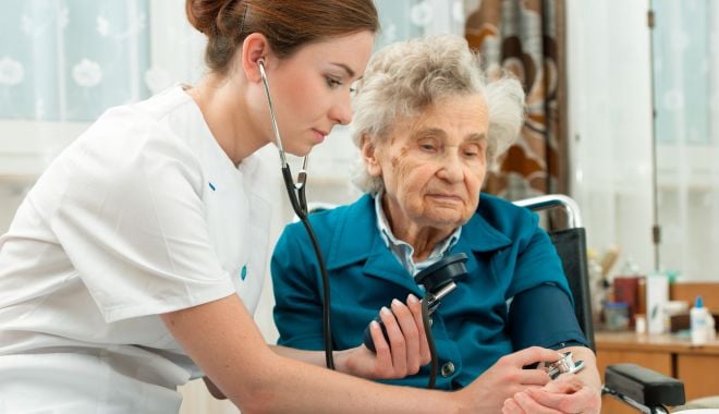 O nouă serie de bilete de tratament pentru pensionari - mediclabatranacasa-1623244635.jpg