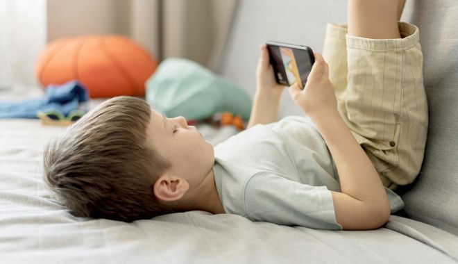 Proiect de lege: Control parental pe internet pentru copiii sub 16 ani - mediumshotboywithsmartphone-1696338138.jpg