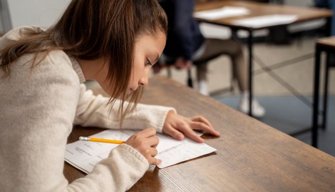 Cum te pregăteşti eficient pentru bac-ul la mate - mediumshotkidcheatingschooltest-1708517249.jpg