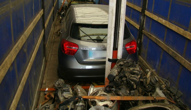 MAȘINĂ DE 80000 LEI, FURATĂ DIN FRANȚA, GĂSITĂ ÎNTR-UN CAMION. Ce spune șoferul - mercedes-1489049517.jpg