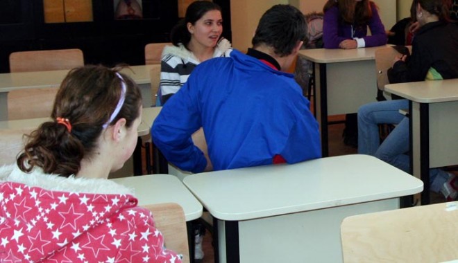 Nici banii nu-i conving să-și trimită copiii la școală - mereniscoalaeleviclasa42-1319211267.jpg