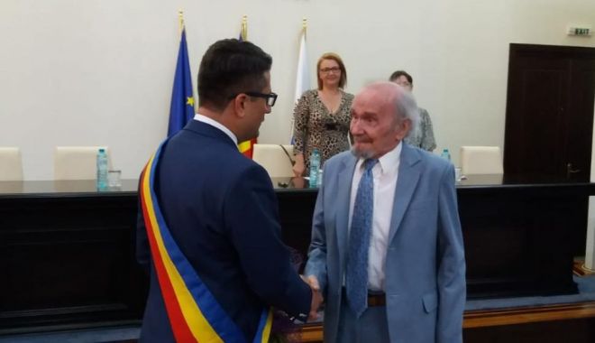 Plachetă și un buchet de flori pentru Alexandru Mereuță, cetățean de onoare - mereuta-1559212059.jpg