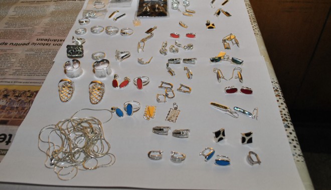 Bijuterii confiscate la Vama Veche - metalalb4noiembrie-1352042114.jpg