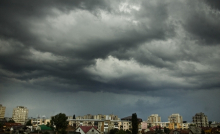 Informare meteo de averse, descărcări electrice și vânt puternic în toată țara - meteo-1334573574.jpg