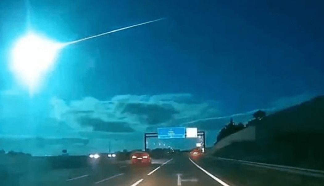 Imagini spectaculoase: Un meteorit a luminat cerul în toiul nopții în Spania și Portugalia