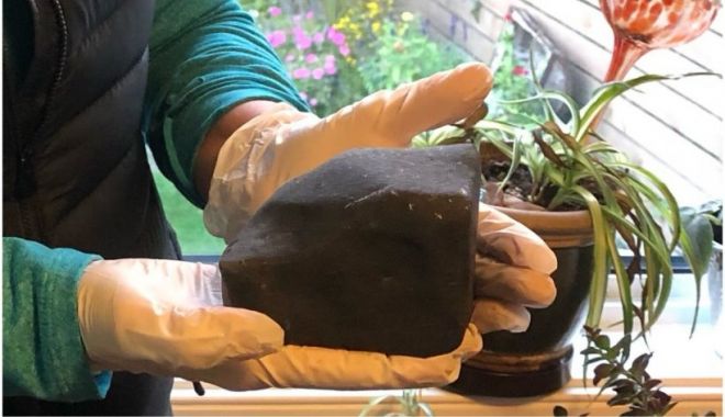 O femeie din British Columbia s-a trezit cu un meteorit în pat, după ce acesta a căzut prin tavan - meteorit-1634226318.jpg