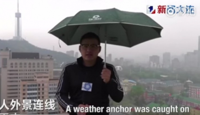 Reporter lovit de fulger, în timp ce transmitea informații despre starea vremii - meteoulgerchin06506600-1493104249.jpg