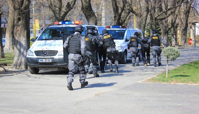 Percheziții la suspecți care acționau prin metoda Accidentul - metoda-1455009796.jpg