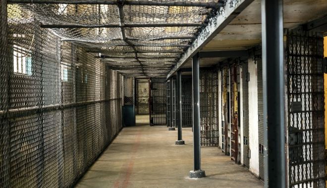 Gardian din penitenciar, prins cu droguri! Voia să le vândă chiar deţinuţilor. Substanța, interzisă în majoritatea țărilor
