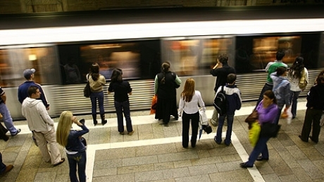Un bărbat s-a aruncat în fața trenului în stația de metrou Titan din Capitală - metrou-1312784260.jpg
