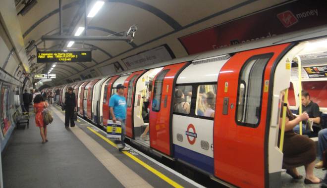 Explozie controlată, după găsirea unei mașini abandonate - metroulondra-1448008941.jpg