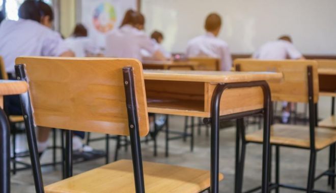 Conducerile a două şcoli ar fi permis să profeseze unui dascăl condamnat pentru infracţiuni sexuale