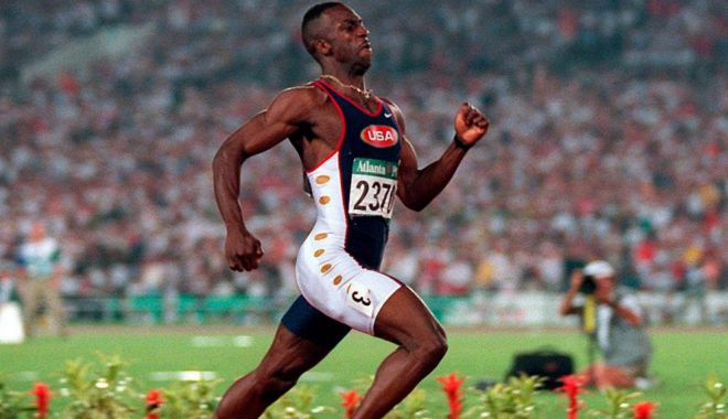 Un mare campion la atletism a suferit un accident vascular - michaeljohnsonrunsattheolympics1-1536480764.jpg