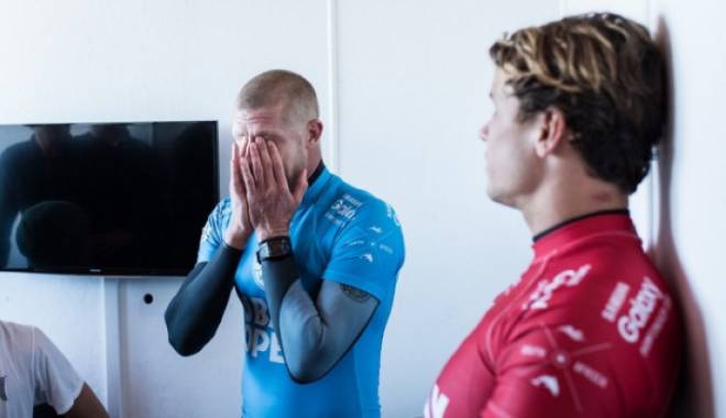 La un pas de tragedie! Atacat de un rechin în timpul unei competiții televizate - mickfanning62868600-1437374037.jpg