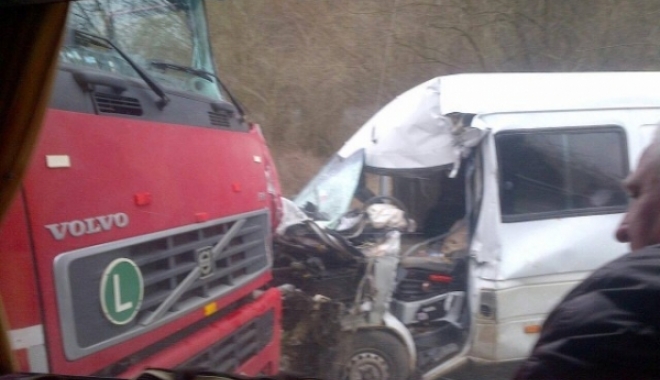 Accident rutier grav. Un TIR s-a ciocnit cu un microbuz: 20 de răniți. Cod roșu de intervenție - microbuslovit-1482994625.jpg