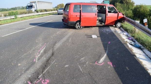 Un microbuz din România, implicat într-un accident în Slovacia. MAE: Un român este rănit UPDATE - microbuy37839100-1537596201.jpg