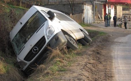 Accident rutier / Trei deținuți din microbuz au fost răniți - microbuz-1323764967.jpg