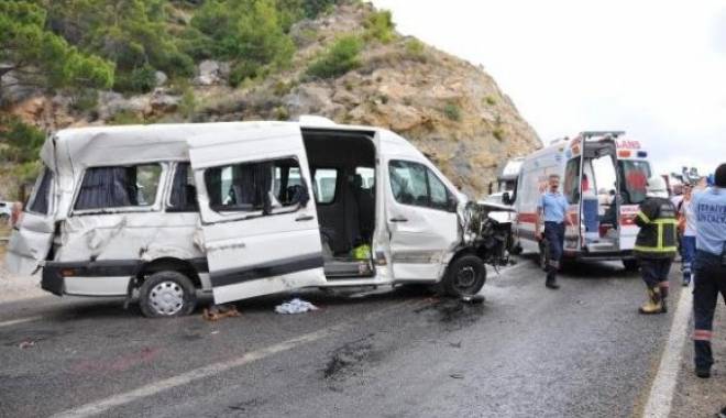 Doi români au murit și alți 14 au fost răniți într-un grav accident de microbuz în Turcia - microbuz-1457965130.jpg