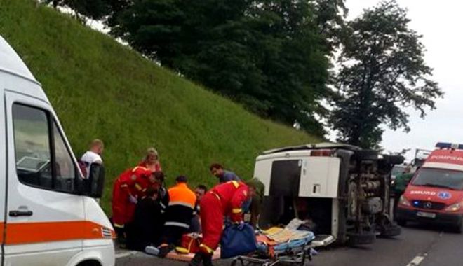 Cod ROȘU de intervenție: un microbuz cu 16 pasageri s-a răsturnat - microbuz-1538903168.jpg