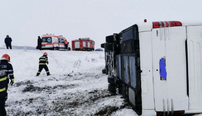 Microbuz cu 17 persoane, răsturnat de vânt! A fost activat Planul Roşu de Intervenţie