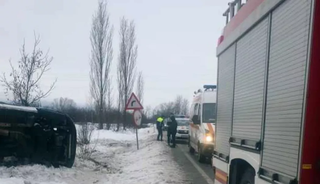 Un microbuz cu pasageri s-a răsturnat pe marginea drumului. Opt persoane se aflau în vehicul