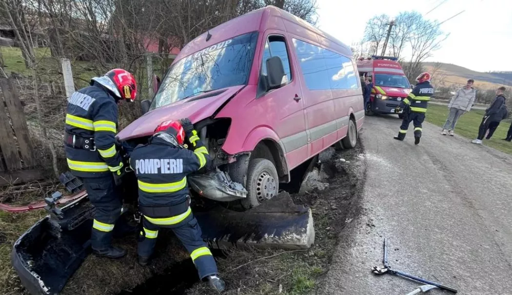 Microbuz răsturnat într-un șanț: 11 persoane transportate la UPU - microbuz-1772113562.webp