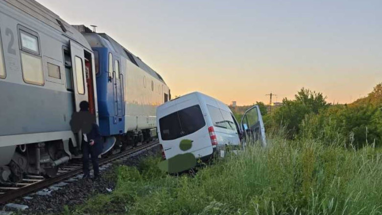 Un microbuz plin cu pasageri a fost lovit de un tren - microbuz-lovit-de-tren-1747118470.jpg