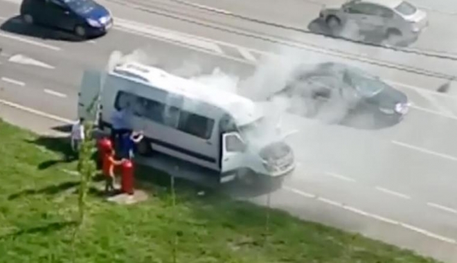 Un microbuz plin de pasageri a luat foc la Constanța - microbuz1-1485504705.jpg