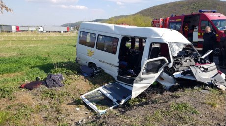 PLAN ROȘU de intervenție! 11 victime, după ce șoferul microbuzului a adormit la volan - microbuz26616700-1555774141.jpg