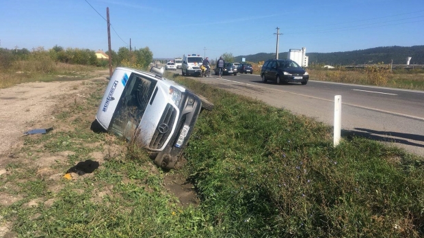Accident cu un microbuz pe DN7. Șoferul a adormit la volan - microbuz42474400-1535957094.jpg