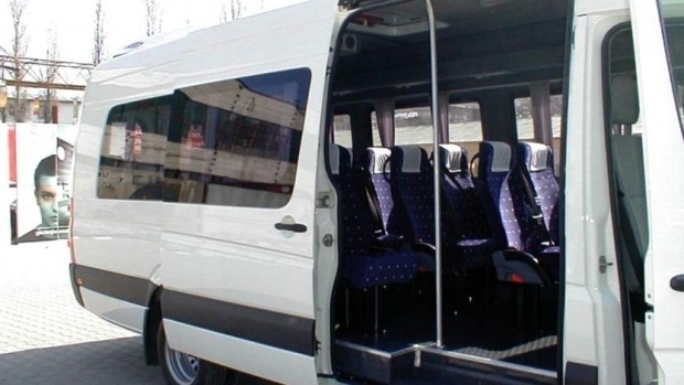 Fetița care a căzut în cap din microbuzul supraaglomerat a murit! - microbuz6829560034745800-1550648633.jpg
