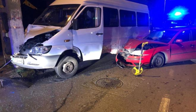 Microbuz implicat într-un accident. Cinci persoane au fost rănite! - microbuzaccident-1575066555.jpg