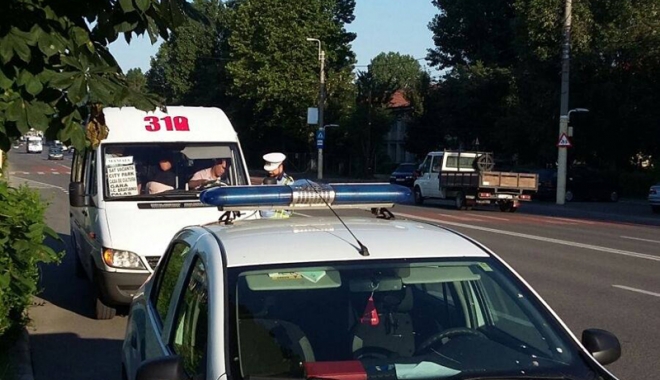 Microbuzele maxi-taxi, verificate de polițiștii locali și rutieriști - microbuzele-1498061238.jpg