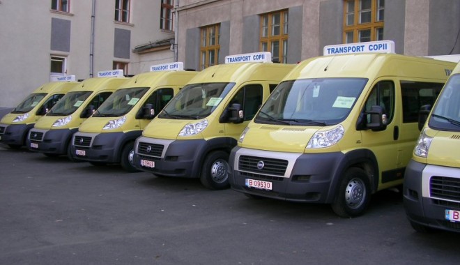 Patru școli din județ vor primi astăzi câte un microbuz - microbuzescolare-1326440901.jpg