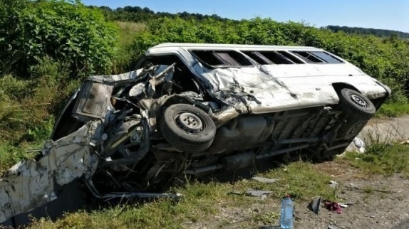 PASAGERI ÎN STARE GRAVĂ! Microbuz plin cu români, implicat într-un TERIBIL accident, în Austria! - microbuzplincuromaniimplicatintr-1526035542.jpg