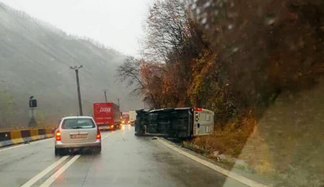 ALERTĂ 112. Un microbuz de pasageri s-a răsturnat! - microbuzrasturnat-1542787009.jpg
