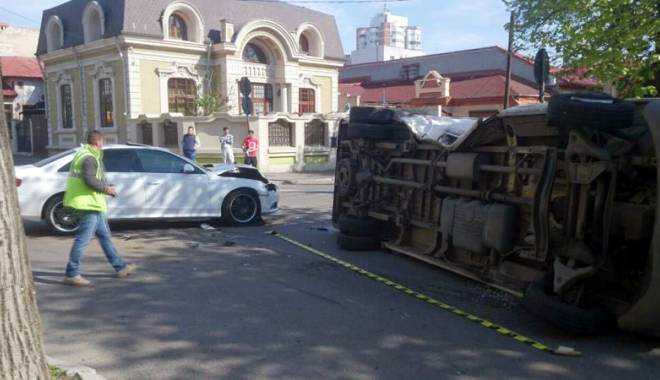 La un pas de tragedie în Constanța. Maxi taxi cu pasageri, răsturnat - microbuzrasturnat1-1430055600.jpg