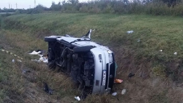 GRAV ACCIDENT! ȘASE VICTIME, după ce microbuzul care îi aducea în țară s-a răsturnat - microbuzrasturnat168257001-1505851742.jpg