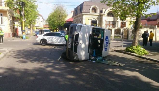 La un pas de tragedie în Constanța. Maxi taxi cu pasageri, răsturnat - microbuzrasturnat2-1430055608.jpg