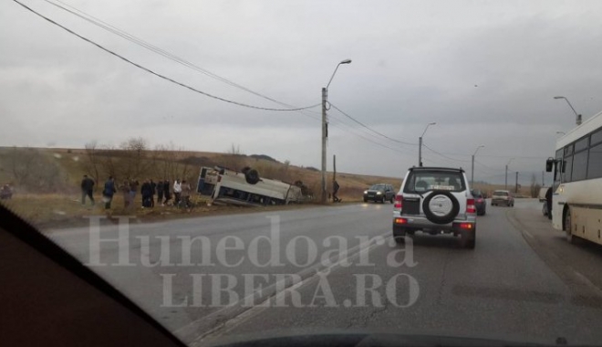 MICROBUZ ȘCOLAR RĂSTURNAT! 13 elevi au fost transportați la spital - microbuzrasturnat82435900-1489994948.jpg