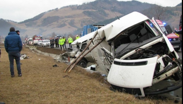 Un microbuz cu nouă pasageri s-a răsturnat din cauza vitezei excesive - microbuzususeaa56716800-1530439730.jpg