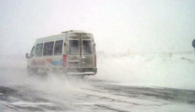 COD ROȘU DE VISCOL LA CONSTANȚA! VIDEO / Pasagerii unui microbuz blocat la intrarea în Constanța ÎNGHEAȚĂ DE FRIG. UPDATE - microbuzzapada-1483699817.jpg