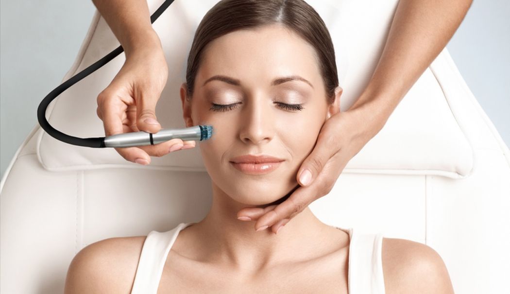 Microdermabraziunea, recomandată pentru a trata zona feței și a gâtului - microdermabraziune-1733769272.jpg