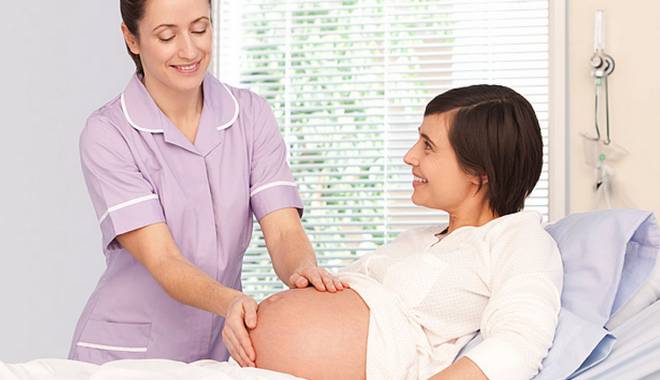 Anunț important pentru viitoarele mămici - midwife-1435576155.jpg