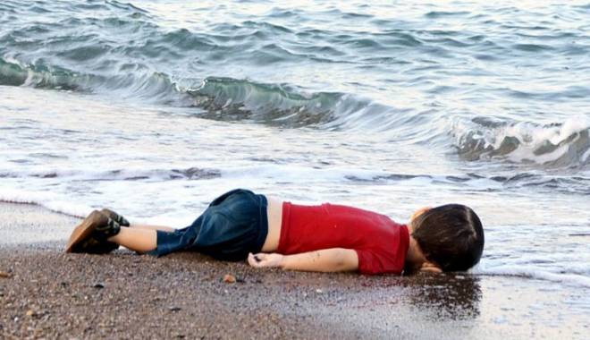 Destinul tragic al lui Aylan, tras la indigo. Fetiță siriană, găsită înecată pe o plajă din Turcia - migrantchilddeadbeachturkey-1442575306.jpg