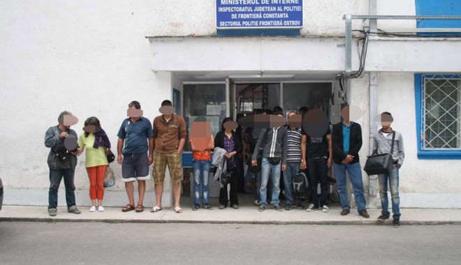 Zece afgani au trecut ilegal granița pe la Ostrov - migranti-1309101923.jpg