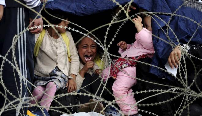 Peste 5.000 de refugiați sunt blocați la frontiera dintre Grecia și Macedonia - migranti-1456587983.jpg