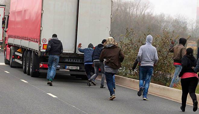 Migranți, reținuți la frontiera Bulgaria-Turcia! 17 dintre ei, depistați într-un camion din România - migranti-1457716134.jpg