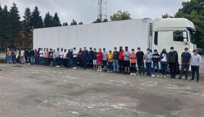 44 de migranți, prinși în timp ce încercau să iasă ilegal din România într-un taxi și un camion - migranti-1597916785.jpg