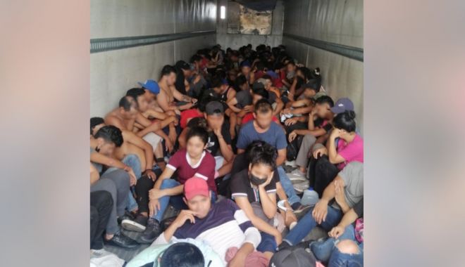 Aproape 150 de migranți, inclusiv copii, salvați dintr-o dubă abandonată în caniculă, pe autostradă
